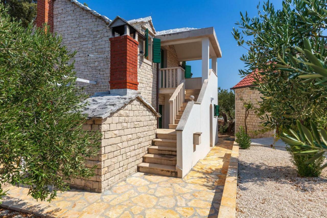 Villa Dubrava Tranquil Retreat Nestled In An Olive Grove For Serene Escapes Pucisca Exterior foto