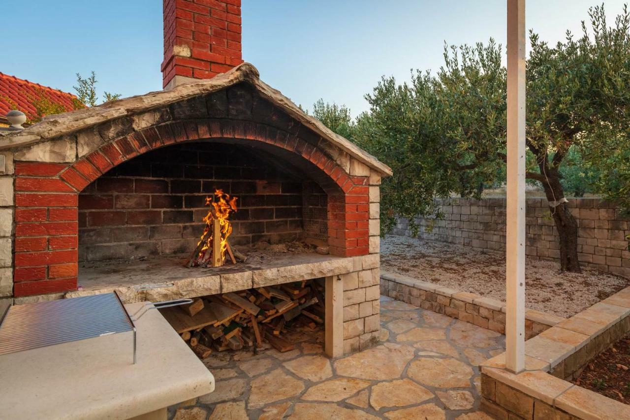Villa Dubrava Tranquil Retreat Nestled In An Olive Grove For Serene Escapes Pucisca Exterior foto